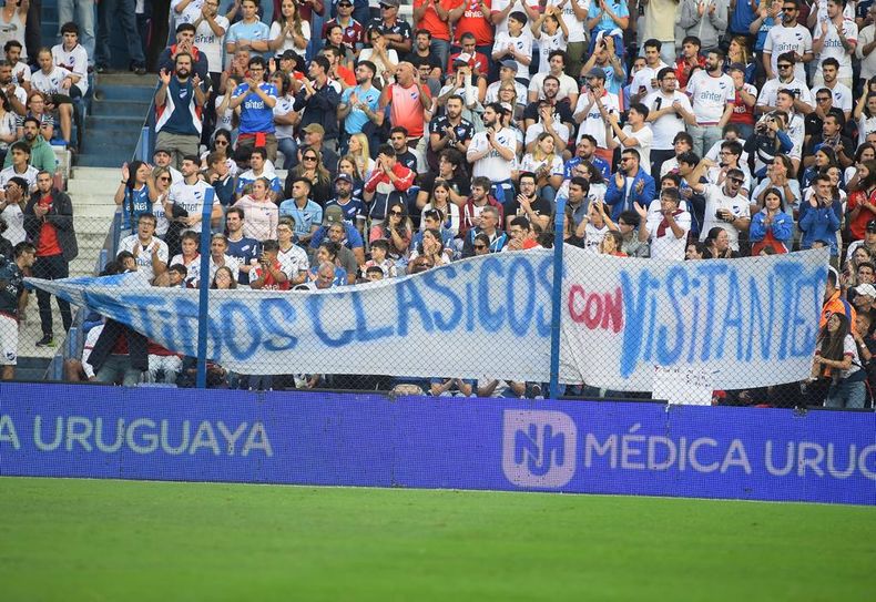 Hinchas de Nacional colocaron carteles en las tribunas este domingo pidiendo que el clásico del Clausura se juegue con público visitante.