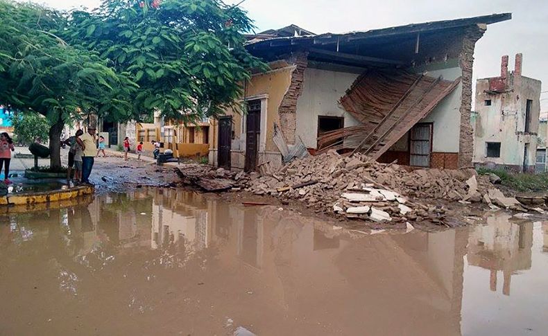 Dos muertos y cinco desaparecidos por lluvias en Perú.