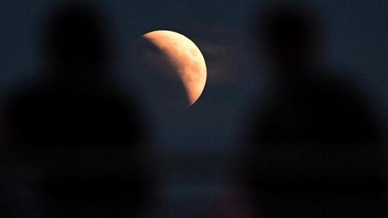 El eclipse en vivo: la luna se tiñe de rojo