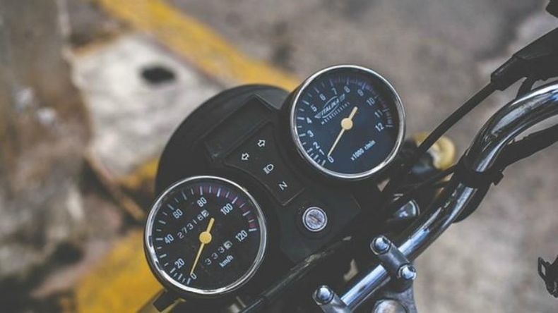 Motociclista murió tras un choque frontal con un auto en Camino Siete Cerros