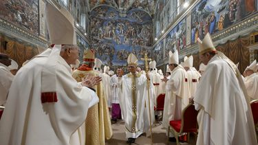 leon xiv celebro su primera misa como papa y denuncio el declive de la fe en favor del dinero o el poder