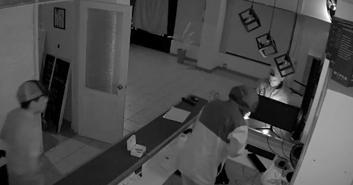 Tres delincuentes robaron una peluquería en el Centro y discutieron porque uno de ellos se guardó dinero