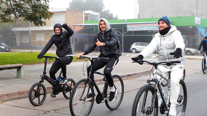 La risa de Diego Godín en medio de la bicicleteada.