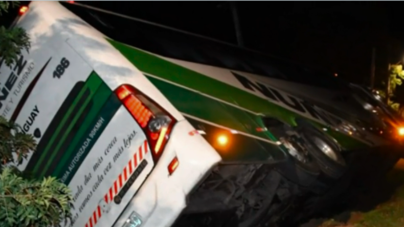 Ómnibus interdepartamental volcó en Barra de Chuy: terminó en una cuneta pero no hubo heridos