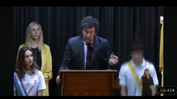 Dos adolescentes se desmayaron durante un discurso de Milei