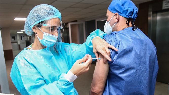 El 80% de los médicos activos recibió ambas dosis contra el COVID-19