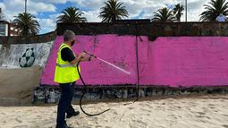 IM limpió un muro de la playa Malvín tras aparecer pintado de rosado