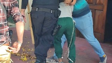 Fue recapturado el hombre que se escapó de la Jefatura de San José; estaba escondido en el patio de una casa