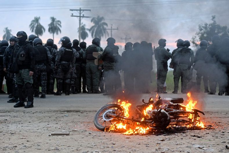 Violentos enfrentamientos entre policías y manifestantes en el desbloqueo de una ruta en Bolivia