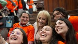 Cosse entregó certificados a niñas y adolescentes en programa científico: No hay que temerle a la ciencia