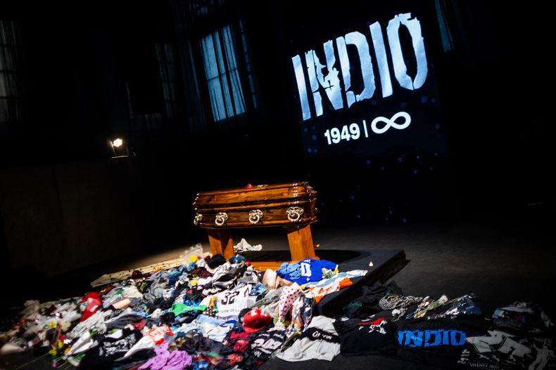 Despedida al Indio Solari: miles de personas y 65 cuadras de fila en "la última misa" en Buenos Aires