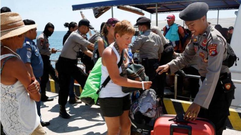 Más de 7.000 turistas fueron evacuados de tres islas de Indonesia