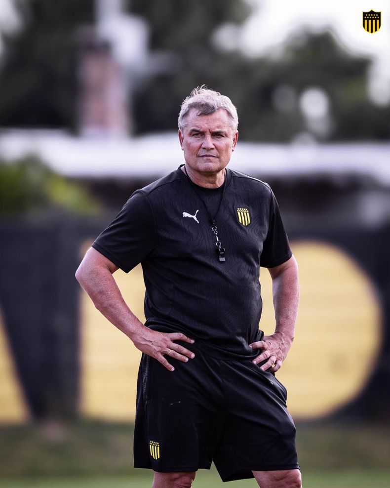 Diego Aguirre dolido por Maxi Silvera, habló sobre el futuro de Arezo en Peñarol y adelantó incorporaciones
