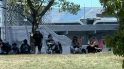 Colas desde la 6:00, sombrillas y provisiones: fans de Shakira acampan en inmediaciones del Centenario