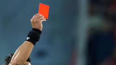 Los futbolistas que se tapen la boca en el Mundial durante discusiones con sus rivales podrán ser expulsados Los futbolistas que se tapen la boca en el Mundial durante discusiones con sus rivales podrán ser expulsados