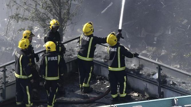 Incendio en Londres: Madre arrojó a su hijo para salvarlo