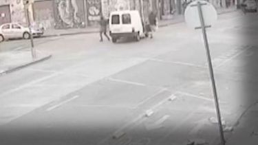 camaras de seguridad registraron episodio en el que policia baleo a un hombre armado