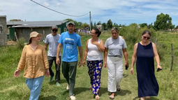 Ministro Martín Lema y autoridades recorren asentamiento Villa Arejo en Canelones.