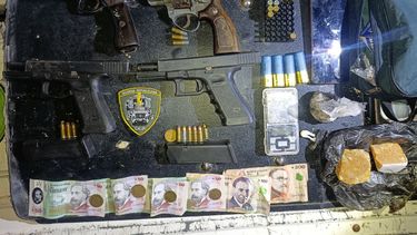 La Policía incautó armas, municiones, drogas y vehículos y detuvo a dos personas en Flor de Maroñas La Policía incautó armas, municiones, drogas y vehículos y detuvo a dos personas en Flor de Maroñas