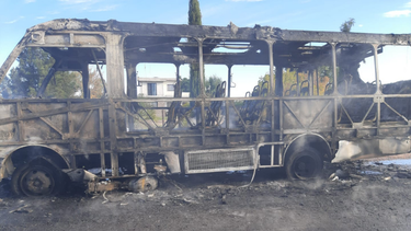Siniestro de tránsito terminó con un ómnibus y una moto incendiados en Ruta 67.