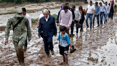 Presidente mexicano, Andrés Manuel López Obrador y miembros de su gabinete caminan sobre el barro&nbsp;