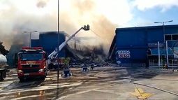 Así se vio el incendio y el colapso de una de las paredes del Punta Shopping
