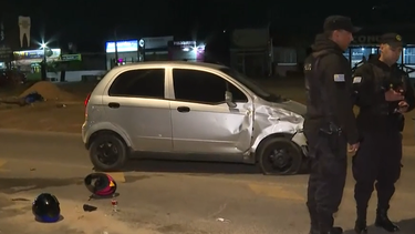 Un motociclista embistió a un auto, se descartó de una réplica de arma, abandonó a su compañero y huyó
