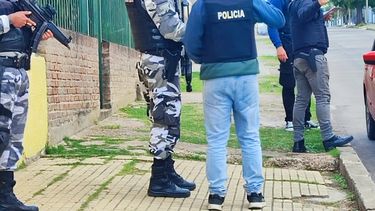 Allanamiento en Cerro: encontraron cuatro tipos de drogas y armas en un apartamento