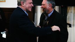 Álvaro Delgado recibió a empresarios pesqueros y acusó al Gobierno de mirar para el costado en el conflicto