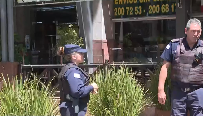 Un delincuente fue abatido y otro detenido tras un intento de rapiña en un restaurante de Brazo Oriental