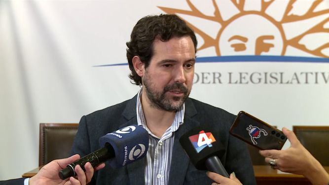 Diputado propone que médicos especialistas recién recibidos deban atender por dos años en el interior del país
