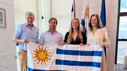 La piloto uruguaya Patricia Pita participará del Dakar 2024 y recibió el pabellón nacional de mano del presidente Luis Lacalle Pou.