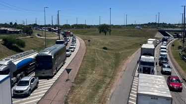 Embotellamientos en el empalme de ruta 1 y ruta 5: tránsito está demorado por obras en la zona