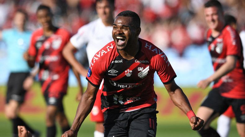 Con el gol de su vida, Nikão le dio la Sudamericana al Paranaense