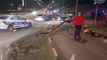 joven de 20 anos murio en siniestro fatal en rambla de buceo; iba a alta velocidad y choco contra un semaforo