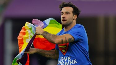 un hombre con una bandera arcoiris entro en la cancha de uruguay