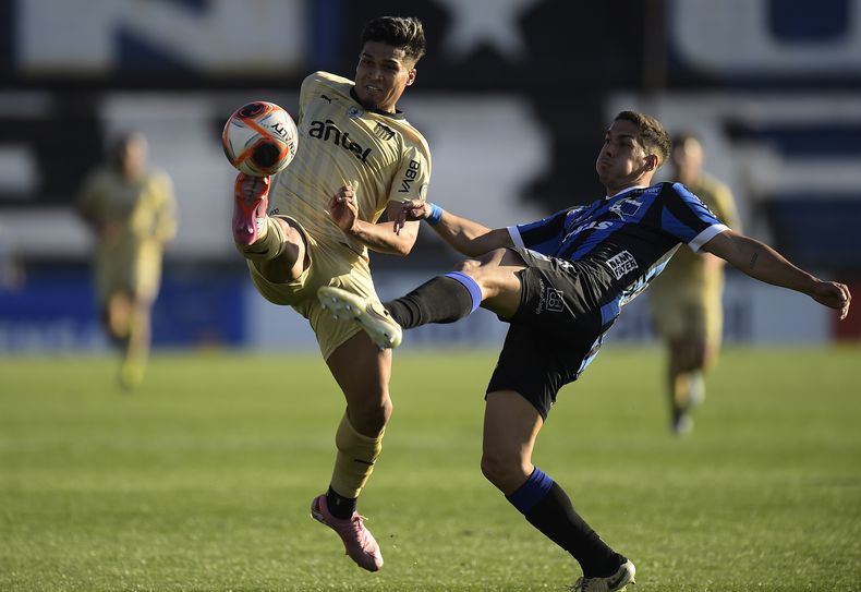 Liverpool y Peñarol igualaron 2 a 2 en Belvedere en un intenso partido