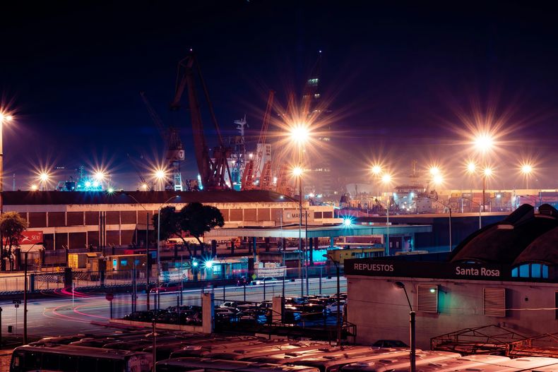 montevideo-noche-unsplash.jpg
