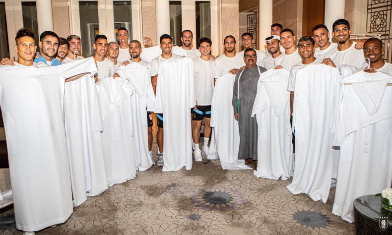 Las autoridades de Cultura y Turismo de Abu Dhabi obsequiaron&nbsp;el traje nacional emiratí&nbsp;a la selección uruguaya.