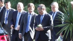 Luis Lacalle Pou se reunió con su par de Colombia y le obsequió flores