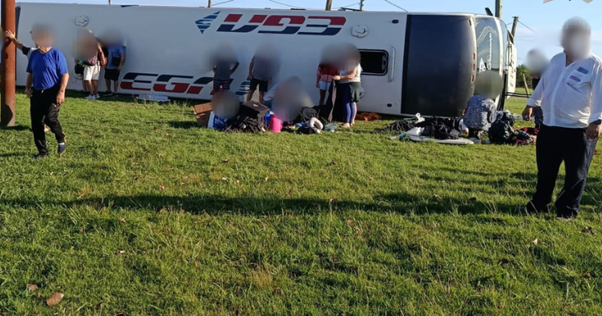 Vuelco de ómnibus con 50 personas a bordo dejó once lesionados en Flores