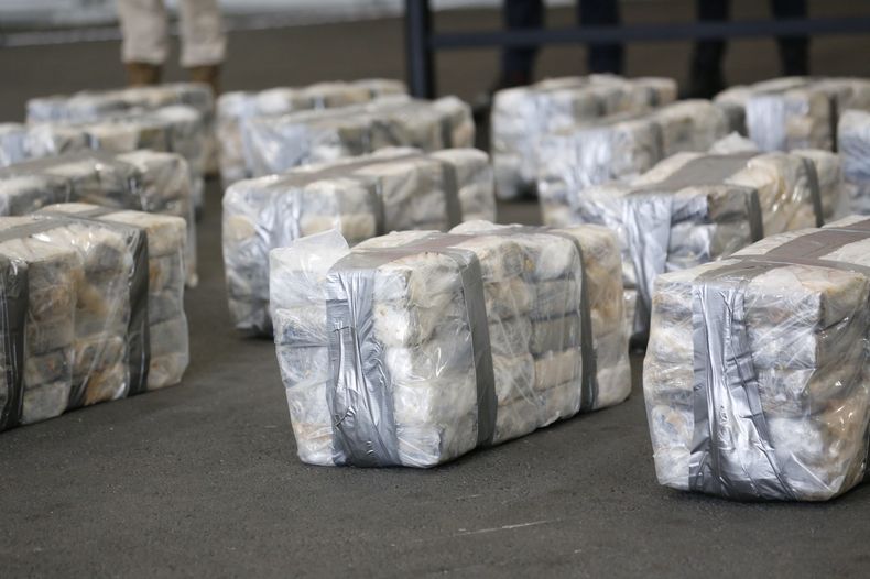 Perú convertirá cocaína incautada al narcotráfico en bloques de concreto