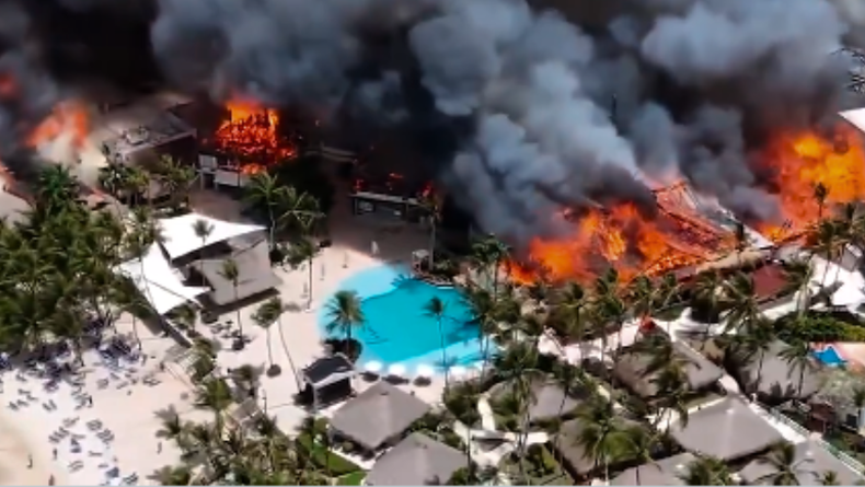 Video: voraz incendio en un hotel del Caribe dejó una turista muerta y obligó a evacuar a más de 1.600 huéspedes