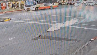 imagenes muestran como ladrones del banco en colon cubren entrada con miguelitos y bombas de humo