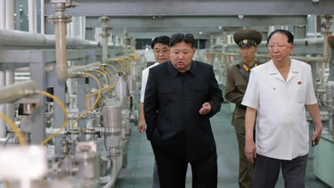 el lider de corea del norte, kim jong-un mostro su planta de uranio, encendiendo las alarmas internacionales