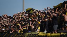 Hinchas de Peñarol en el Parque Capurro.