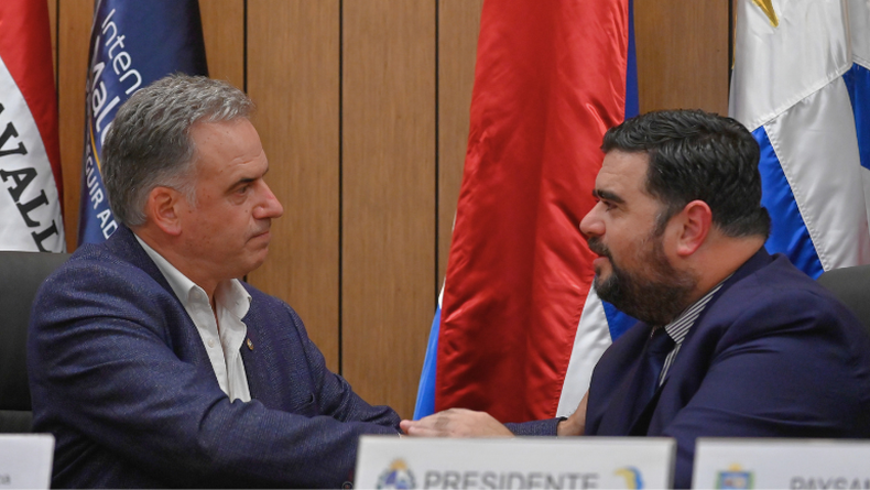 "Veo solo al presidente": Olivera respaldó uso de blindados y dijo que críticas de Castillo "debilitan" a Orsi