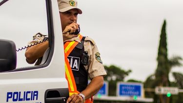 Evadieron un control de Caminera, se tirotearon con la Policía y volcaron