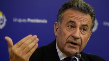 Salinas: Tenemos que acostumbrarnos a vivir con el virus