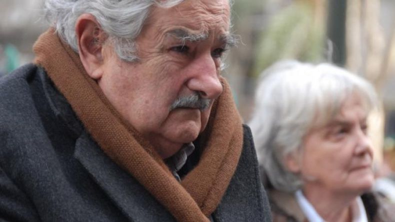 Cruce entre José Mujica y Javier Milei.